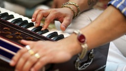 Hände spielen ein Harmonium
