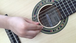 Kind spielt Gitarre