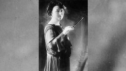Ein Schwarz-Weiß-Foto von der Komponistin Elisabeth Kuyper.