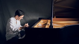 Der Pianist Nuron Mukumi