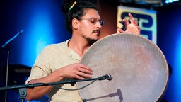 Der Perkussionist Syavash Rastani bei einem Konzert