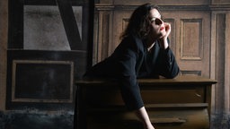 Schauspielerin Nicole Wacker auf dem Pressebild für die Oper "Die Ameise" in der Theater Bonn.