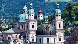 Das Beitragsbild der WDR3 Vesper "Salzburger Vesper & Salzburger Serenade" zeigt die Kuppeln des Salzburger Doms. 