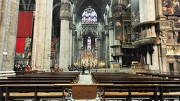 Das Beitragsbild der WDR3 Vesper "Alla Milanese – Mailänder Art" zeigt das Kirchenschiff mit gotischen Säulen des Mailänder Doms.
