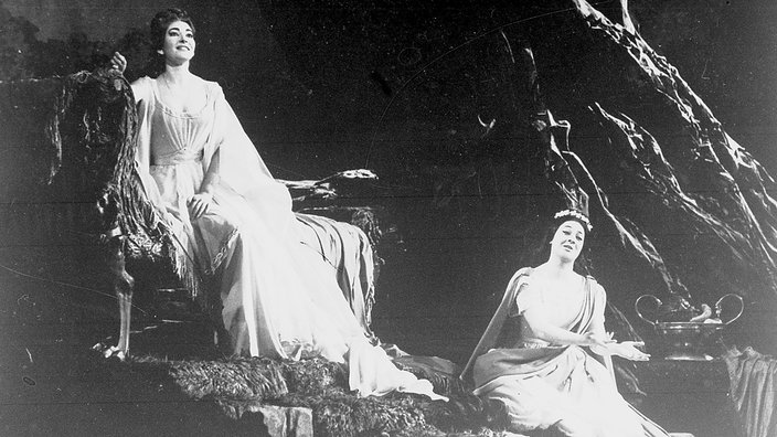 Das Beitragsbild WDR3 "Christliche Gebete & Gebete in der Oper" zeigt  den Opernstar Maria Callas in Bellinis Oper Norma, 1964.