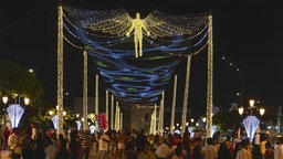 Das Beitragsbild der WDR 3 Vesper Spezial: Feliz Navidad! zeigt Weihnachtsbeleuchtung in Form eines fliegenden Engels auf einer Promenade in Cartagena, Kolumbien.