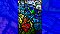 Das WDR3 Beitragsbild der Vesper "Glaube, Hoffnung, Liebe & Keusche Lust- und Liebeslieder" zeigt ein modernes Glasfenster in der Gebetsstätte Heroldsbach