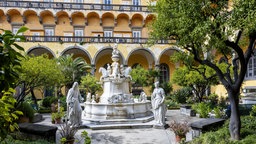 Das Beitragsbild der WDR3 Vesper "Giulia de Caro - 'Die Königin von Neapel'" zeigt das Kloster San Gregorio Armeno aus dem 17. Jahrhundert in Neapel.