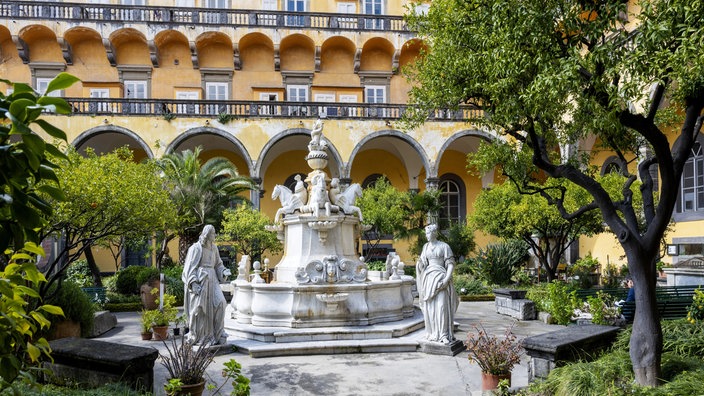 Das Beitragsbild der WDR3 Vesper "Giulia de Caro - 'Die Königin von Neapel'" zeigt das Kloster San Gregorio Armeno aus dem 17. Jahrhundert in Neapel.