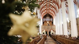 Das Beitragsbild der WDR3 Vesper Spezial: Leipziger Motettenkunst zeigt den Blick in die Thomaskirche in Leipzig vor einem Gottesdienst.