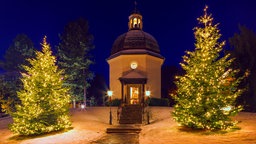 Das Beitragsbild der WDR3 Vesper Spezial: Musikalische Weihnachtsreise zeigt die Stille-Nacht-Kapelle steht in der Stadt Oberndorf im österreichischen Bundesland Salzburg.