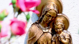 Das Beitragsbild der WDR3 Vesper "Reine du Ciel & Femme fatale" zeigt eine bronzefarbene Marienstatur mit Jesuskind