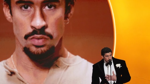 Bad Bunny bei der Verleihung des Grammy Awards auf der Bühne