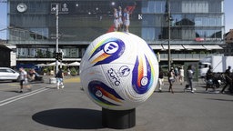 Ein riesiger Fußball vor dem Berner Bahnhof auf dem Bahnhofplatz anlässlich der Uefa Women Euro 2025 in Bern.