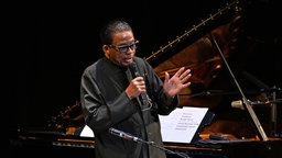 Herbie Hancock mit einem Mikrofon bei einem Konzert in Florida 2024.