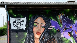 Graffiti auf dem Gebäude des Jugendtreffs Jugendkulturwerkstatt "eXit" in Xanten.