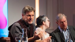 Der ehemalige Vizekanzler Robert Habeck (l) und der britische Schriftsteller Julian Barnes (r) sitzen bei einer Veranstaltung im Rahmen des Literaturfestivals lit.Cologne auf der Bühne.