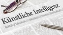 Eine Tageszeitung mit der Überschrift: "Künstliche Intelligenz".