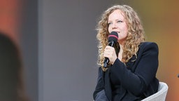 Sarah Bosetti spricht am 19.10.2025 bei der Frankfurter Buchmesse.