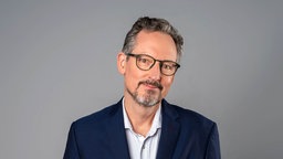 Porträtaufnahme von Eckart von Hirschhausen.