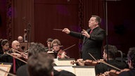 Eindrücke vom Festkonzert von "WDR 3 - Musik hilft!" aus dem WDR Funkhaus: Enrico Delamboye dirigiert das WDR Funkhausorchester.