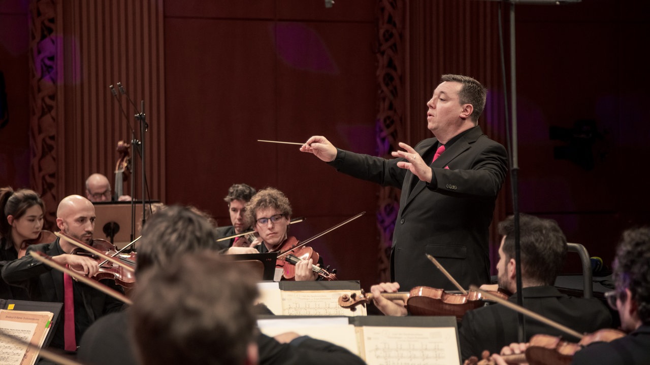 Eindrücke vom Festkonzert von "WDR 3 - Musik hilft!" aus dem WDR Funkhaus: Enrico Delamboye dirigiert das WDR Funkhausorchester.