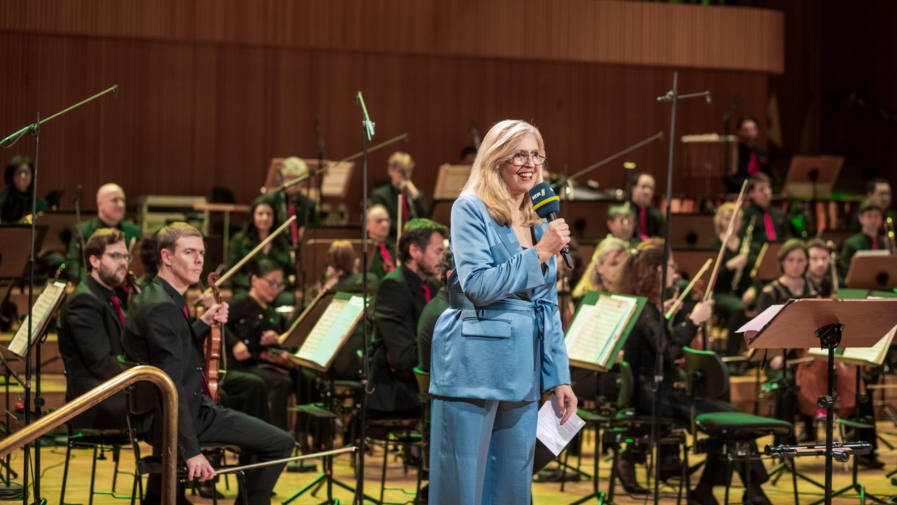 Eindrücke vom Festkonzert von "WDR 3 - Musik hilft!" aus dem WDR Funkhaus: Claudia Belemann moderiert den Abend.