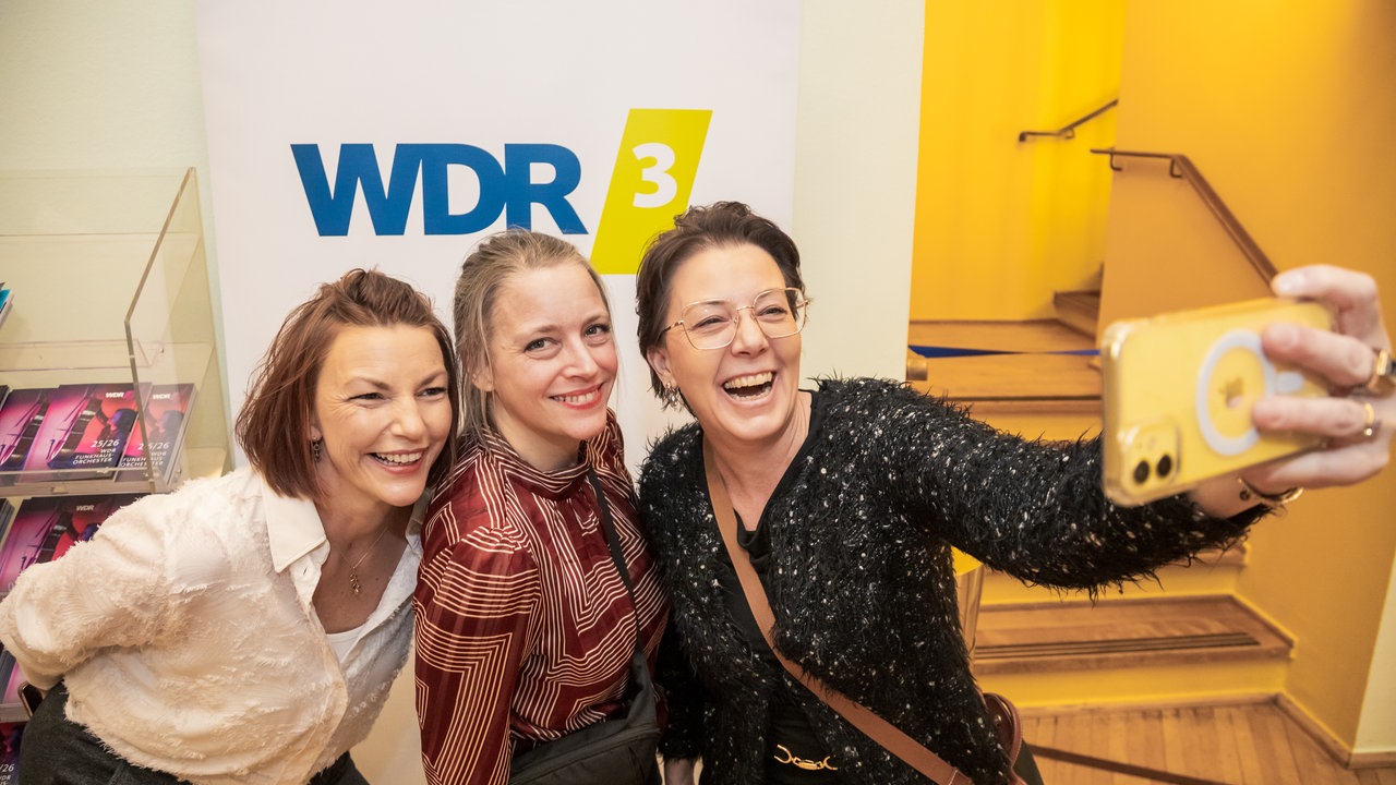 Eindrücke vom Festkonzert von "WDR 3 - Musik hilft!" aus dem WDR Funkhaus: Vor dem Konzert noch schnell ein Selfie.