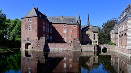 Das Wasserschloss Wissen mit Wassergraben ist Sitz der Familie Loe und einer der bedeutendsten Adelssitze am Niederrhein. (Bild vom 05.08.2020)