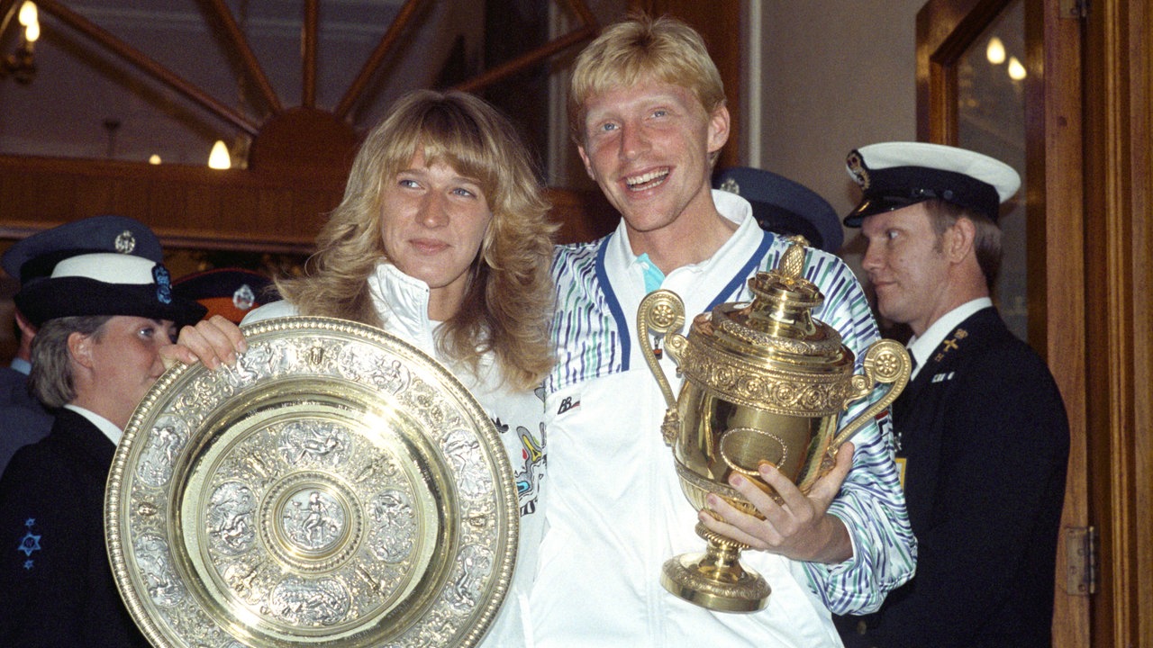 Steffi Graf und Boris Becker 1989 mit ihren Tennis-Trophäen