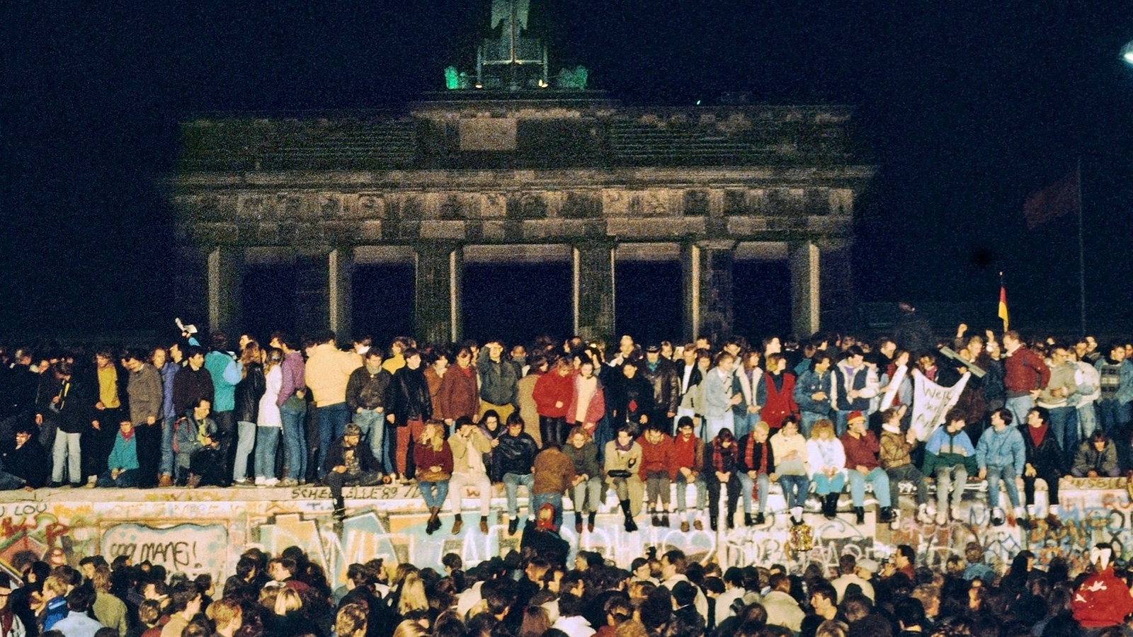 Menschen steigen in Berlin auf die Mauer nach der Öffnung 9. November 1989