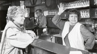 Maria Sebaldt (l.) und Brigitte Mira in "Die Wicherts von nebenan"