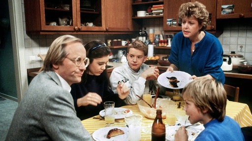 "Lindenstraße": Helga Beimer mit ihrem ersten Mann Hans und ihren Kindern Marion, Benny und Klausi.