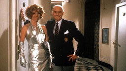 Die Schauspieler Evelyn Hamann und Vicco von Bülow in einer Szene der Komödie "Ödipussi" (Aufnahme von Dezember 1987)