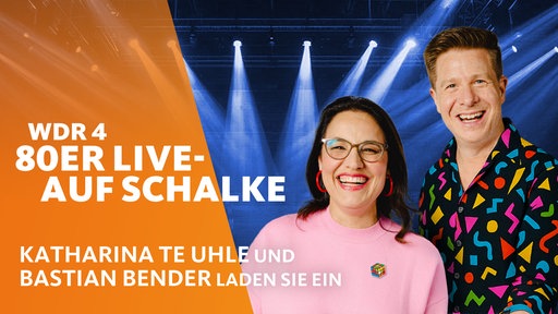 Bastian Bender und Katharina te Uhle stehen im 80er-Look nebeneinander, im Hintergrund Strahler in einer Arena