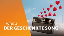 Aus einem Radio schweben rote Herzen