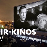 Im Open Air-Kino in Dürsseldorf ist auf der Leinwand eine Szene aus "Raumschiff Orion" zu sehen