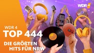In die Luft gestreckte Hände mit Handys, Kopfhörern, Abspielgeräten