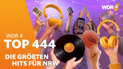 In die Luft gestreckte Hände mit Handys, Kopfhörern, Abspielgeräten