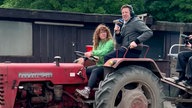 WDR 4-Moderator Bastian Bender berichtet live von einem Trecker auf dem "Tiergnadenhof und Jugendfarm Duisburg"
