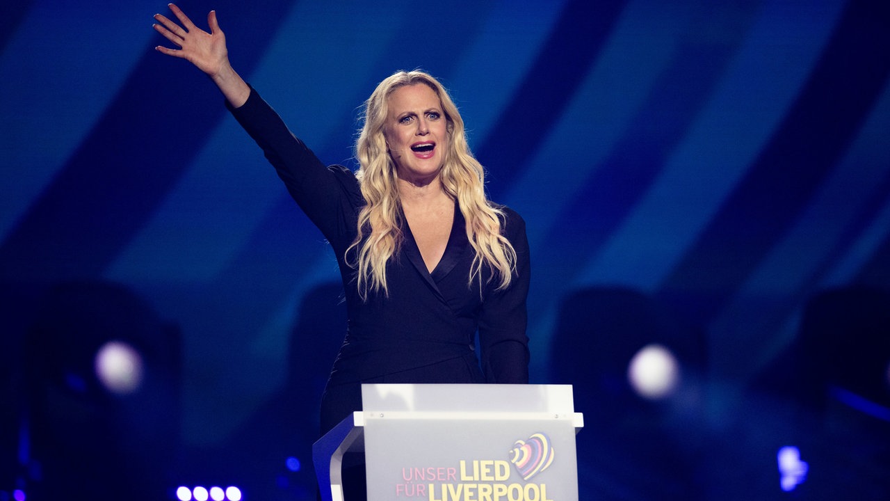 Barbara Schöneberger, steht beim Vorentscheid "Eurovision Song Contest 2023 - Unser Lied für Liverpool" auf der Bühne