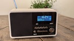 Nahaufnahme der Bedienknöpfe eines DAB+-Radios
