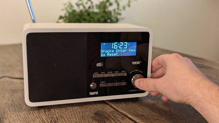Nahaufnahme der Bedienknöpfe eines DAB+-Radios