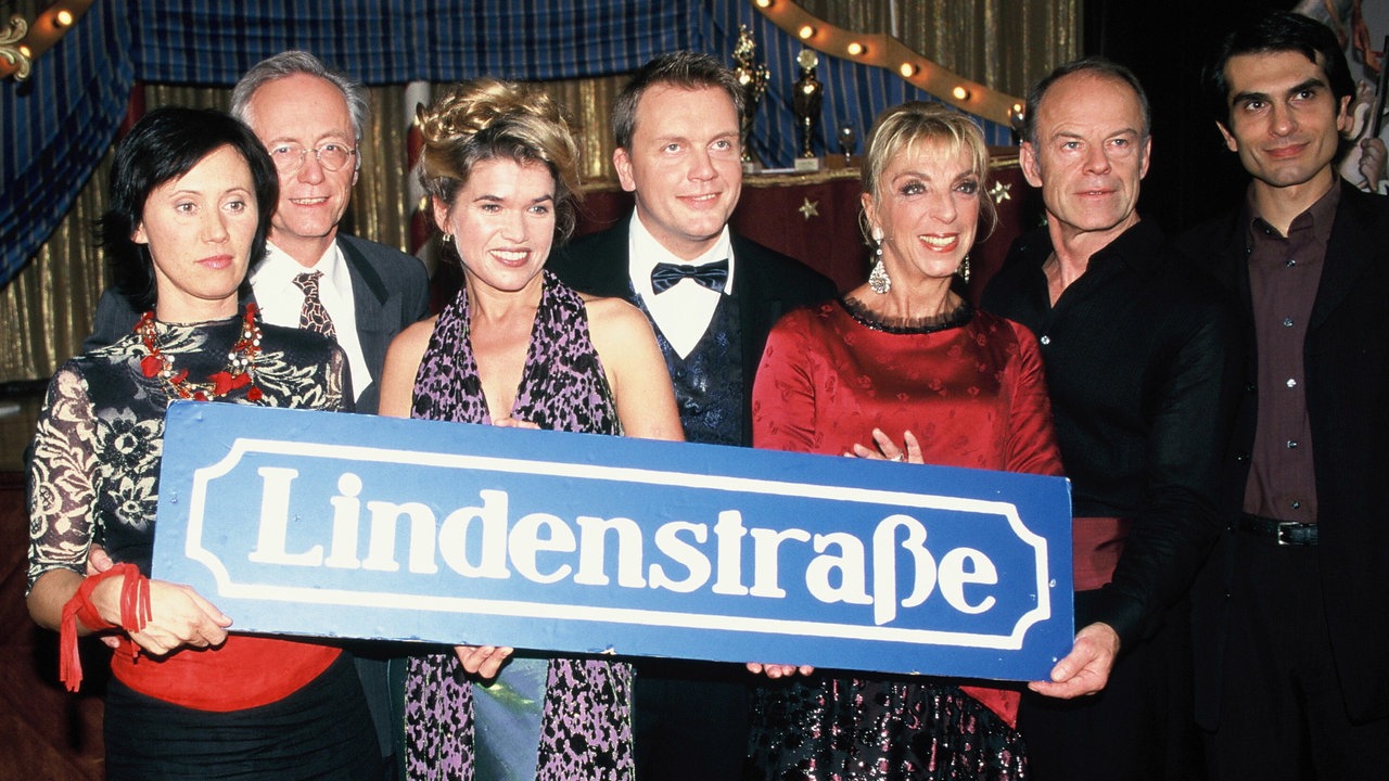 Anke Engelke und Hape Kerkeling mit "Lindenstraße"-Darstellern
