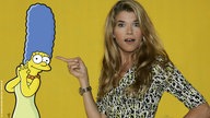 Anke Engelke vor "Marge Simpsons"-Plakat