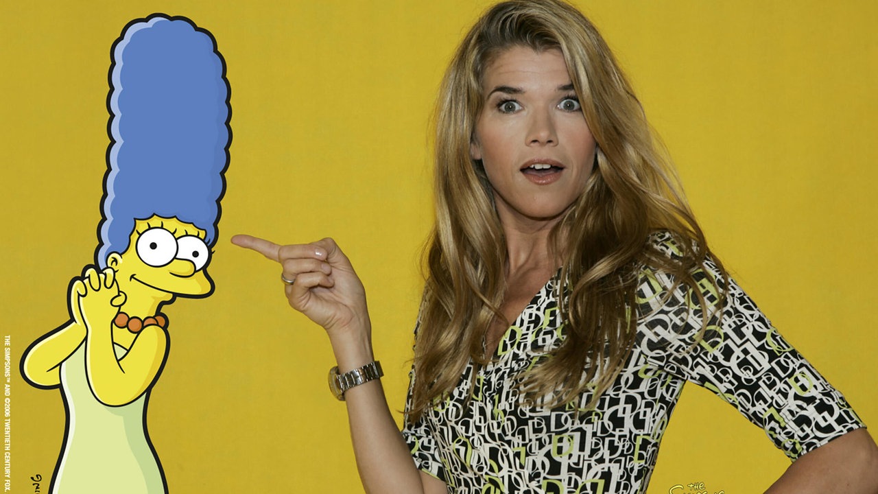 Anke Engelke vor "Marge Simpsons"-Plakat