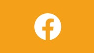 Facebook Icon als Schaltfläche vor orangenem Hintergrund