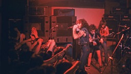 Die australische Rockband AC/DC mit Bon Scott tritt 1977 live in der Hamburger Markthalle auf