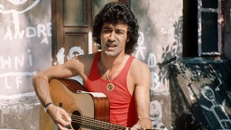Der britische Popmusiker und Sänger Albert Hammond bei einem Auftritt in der Fernsehsendung "Pop International", die im Rahmen der Berliner Funkausstellung 1973 ausgestrahlt wurde