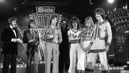 Die Mitglieder der Bay City Rollers stehen 1975 bei den Sun Television Awards auf der Bühne und halten den Preis für den "Top Pop Act" in den Händen